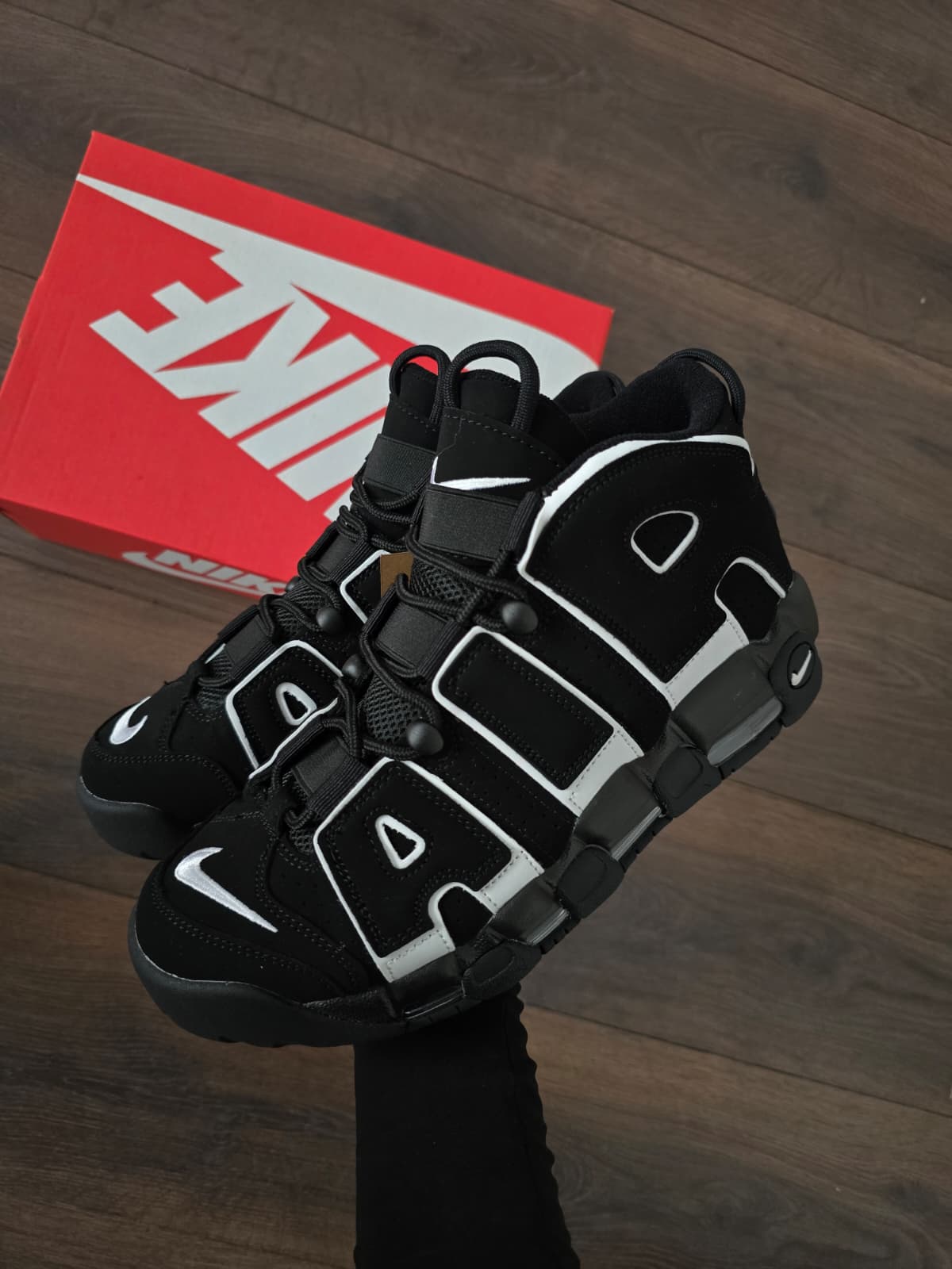 Uptempo negra logo blanco