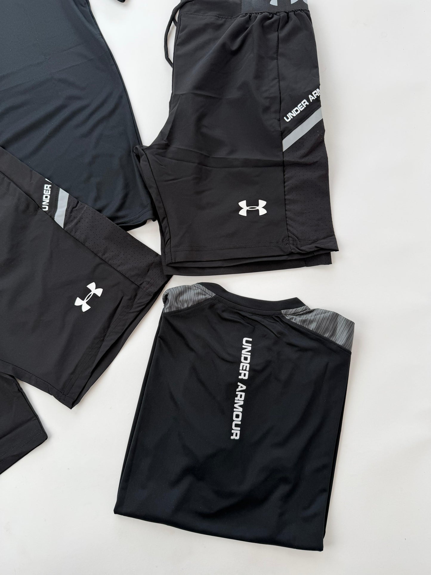 Conjunto corto under armour negro logo blanco detalles grises