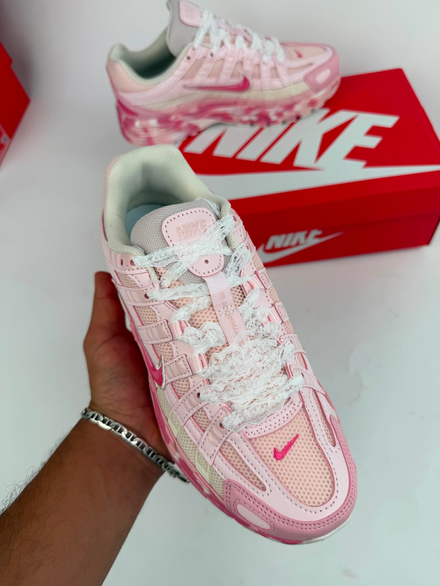 Nike P-6000 rosas detalles blancos