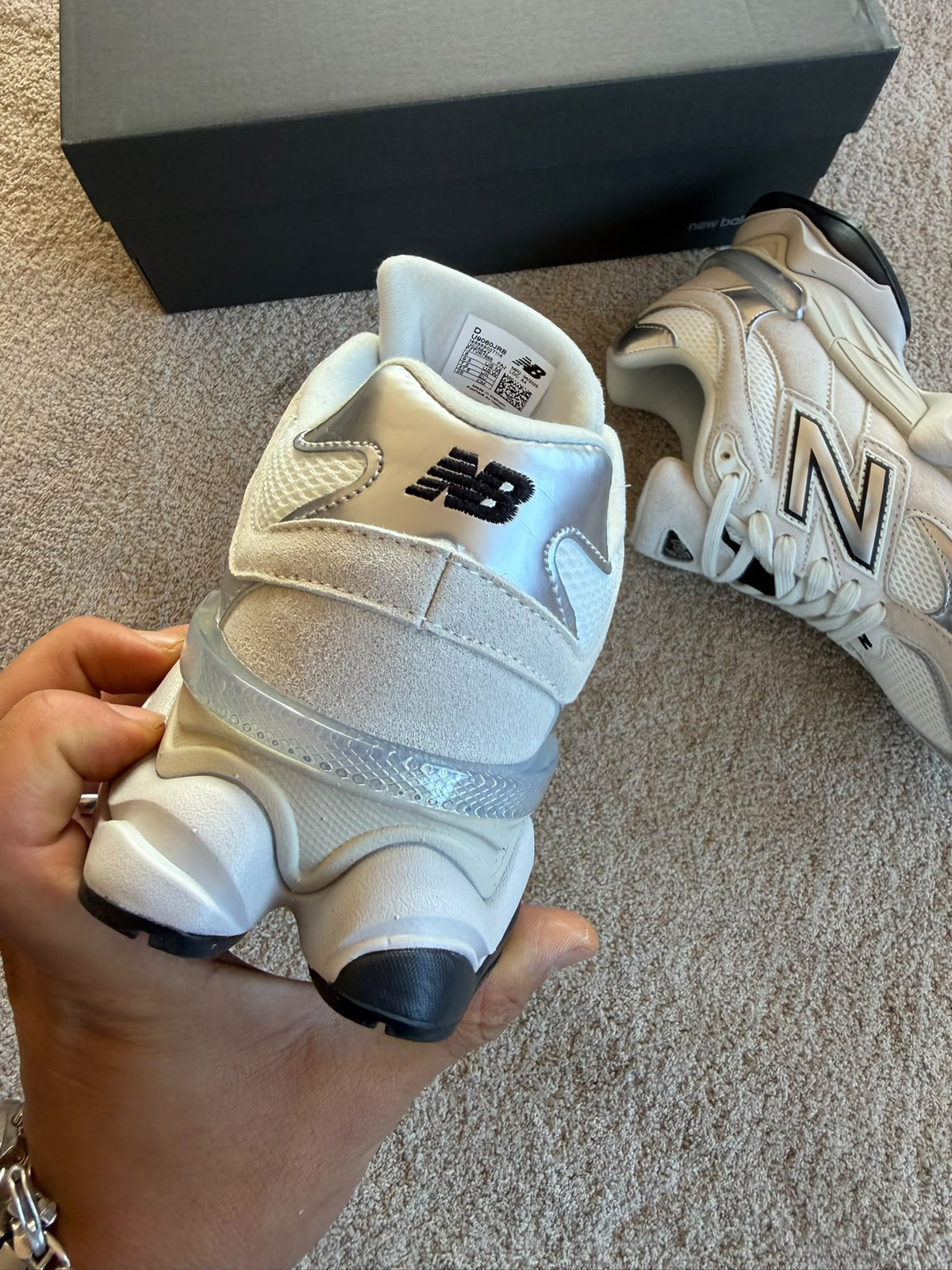 New Balance 9060 crema logo plateado