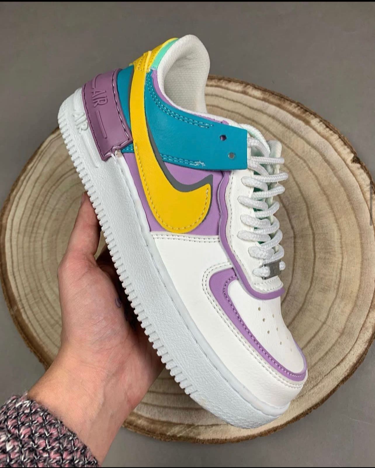 NIKE AIR FORCE ONE SHADOW MORADA LOGO AMARILLO