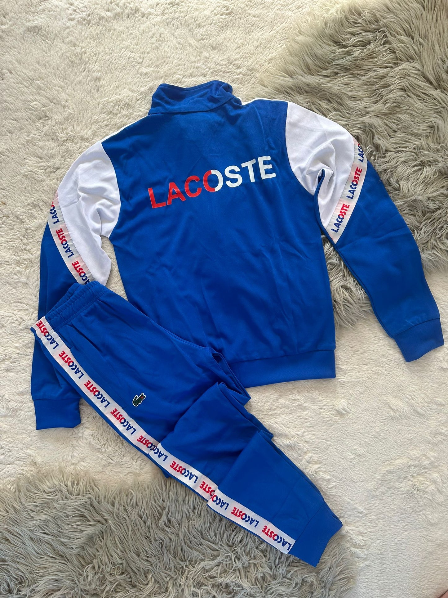 Chandal Lacoste azul y blanco logo verde lineas rojas y azules