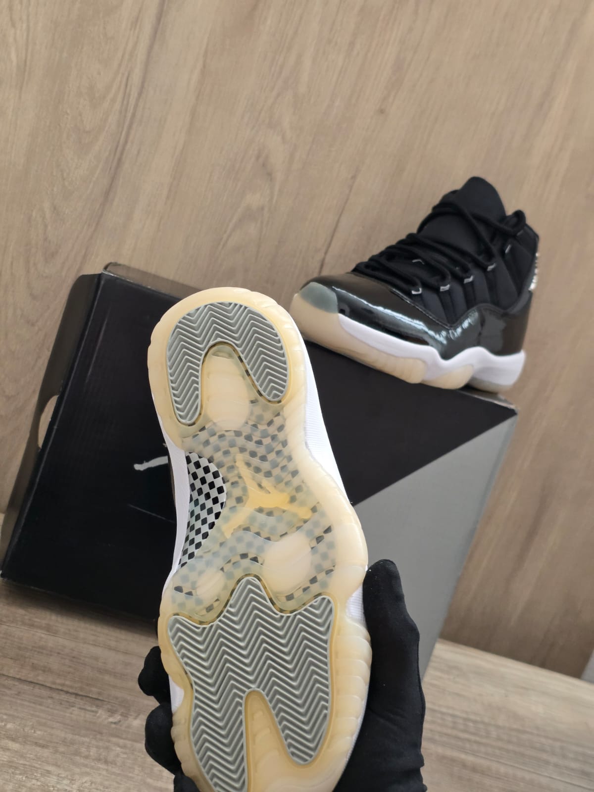 Jordan 11 negra suela blanca