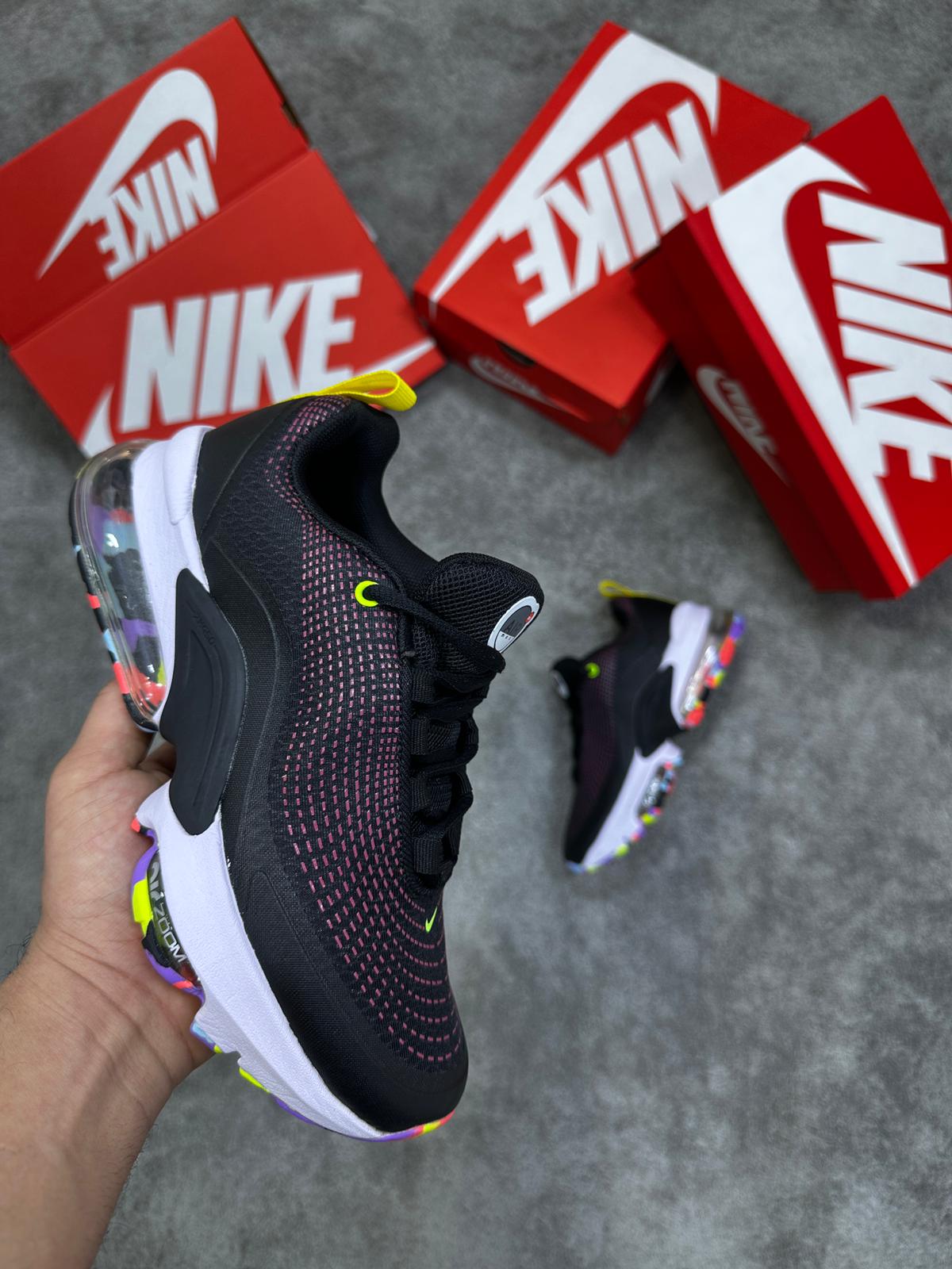 Nike Air Max 2090 negras detalles rosas logo amarillo