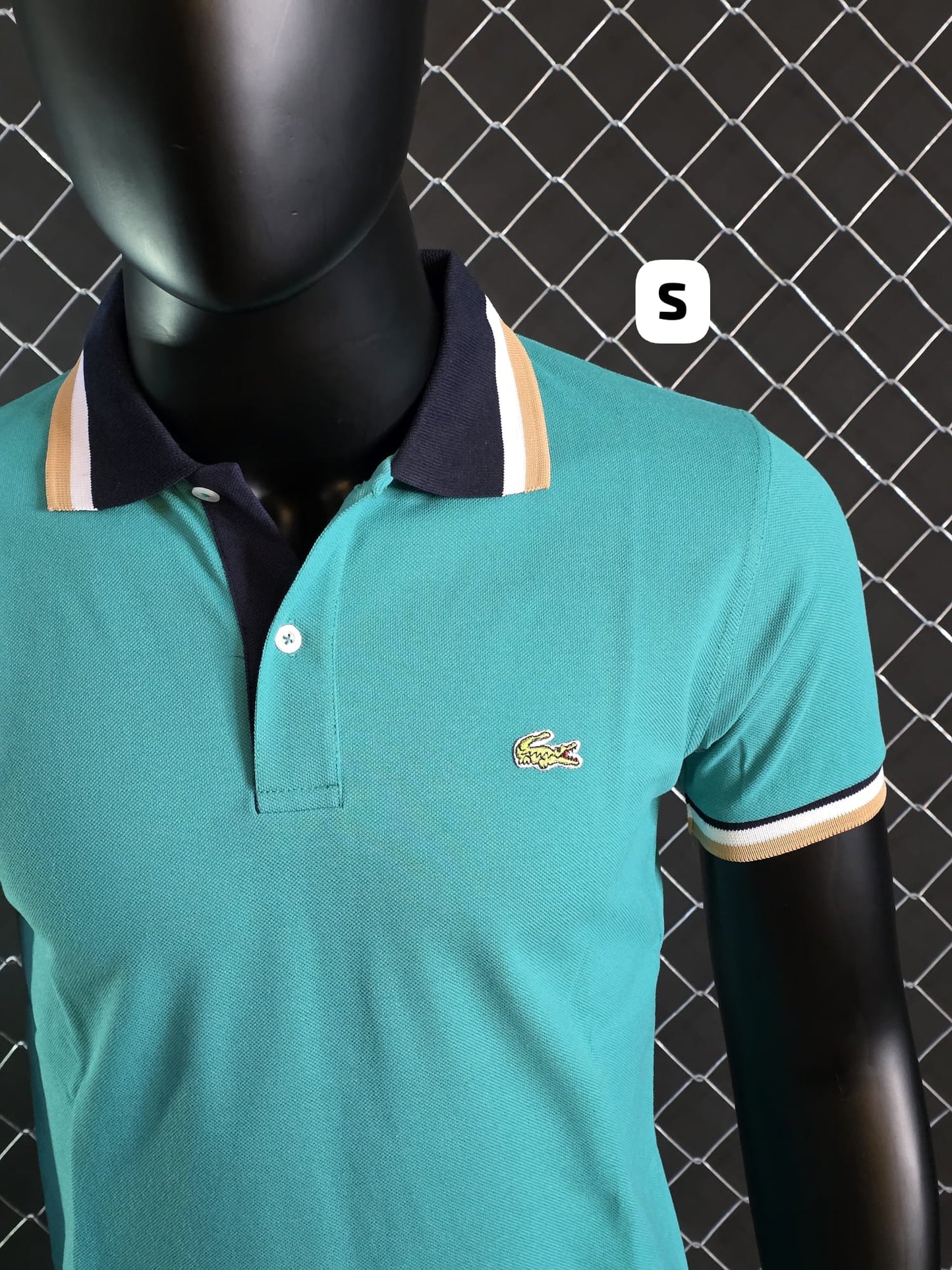 Polo Lacoste verde agua detalles beige y azules