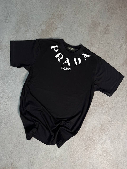 Camiseta Prada negro logo blanco cuello