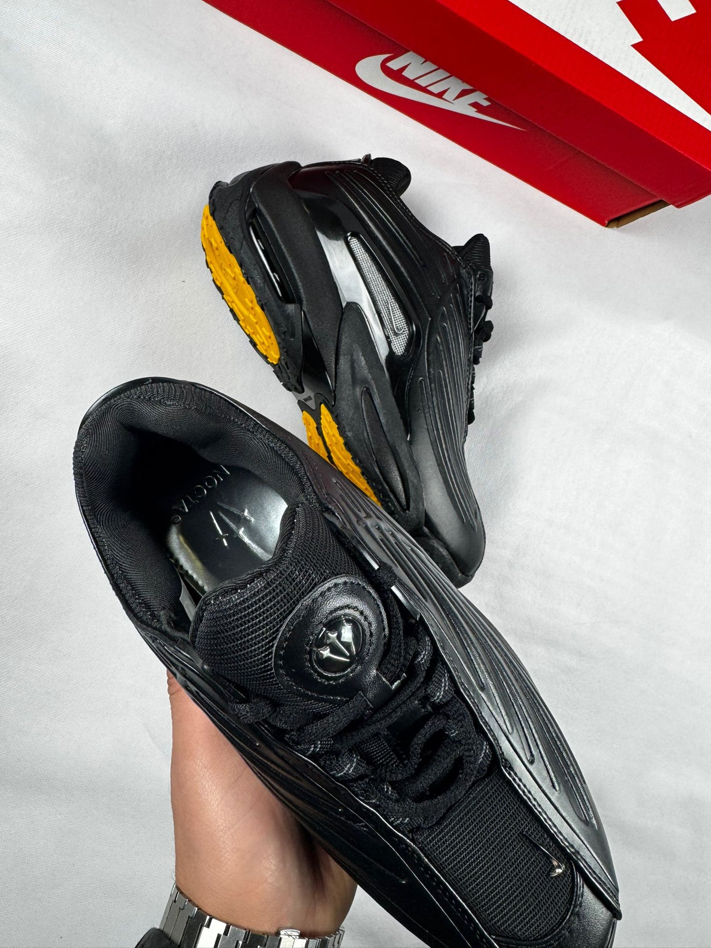 Nike nocta negra detalles suela
