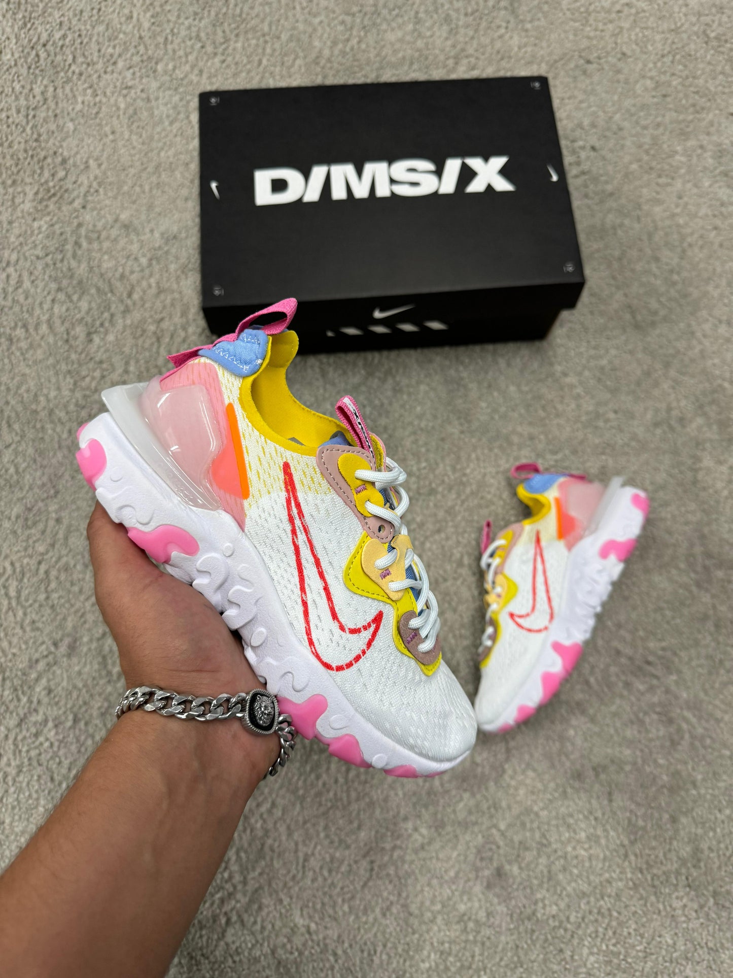 Nike react blancas logo rojo detalles rosas amarillos