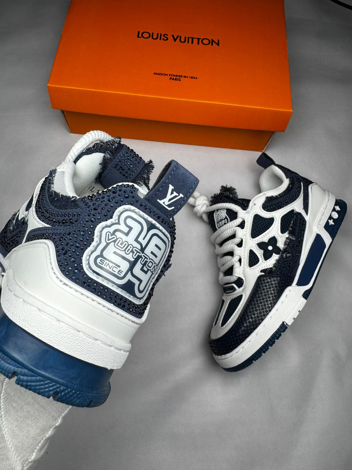 LV skate blancas y azules piedras brillantes