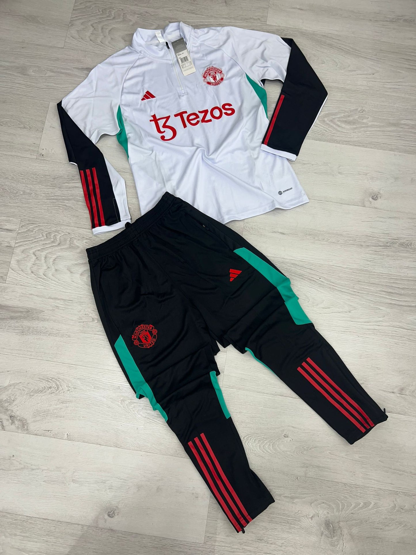 Chandal Manchester United blanco detalles negros y rojos