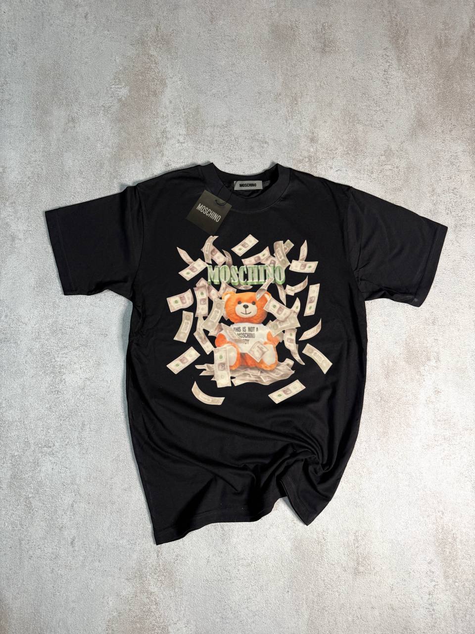 Camiseta Moschino negro logo verde billetes oso en medio