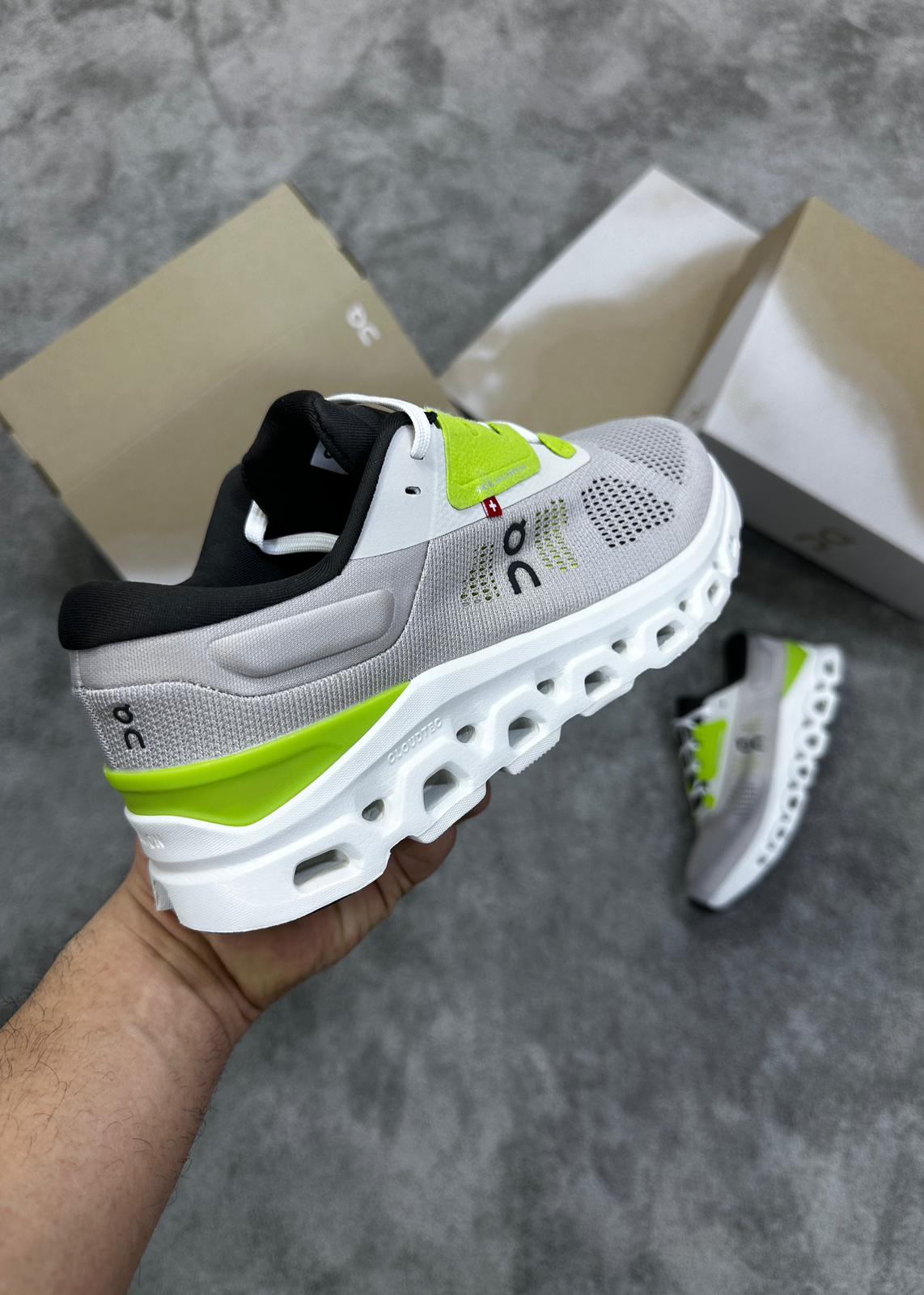 On Cloudmonster grises logo negro detalles verdes