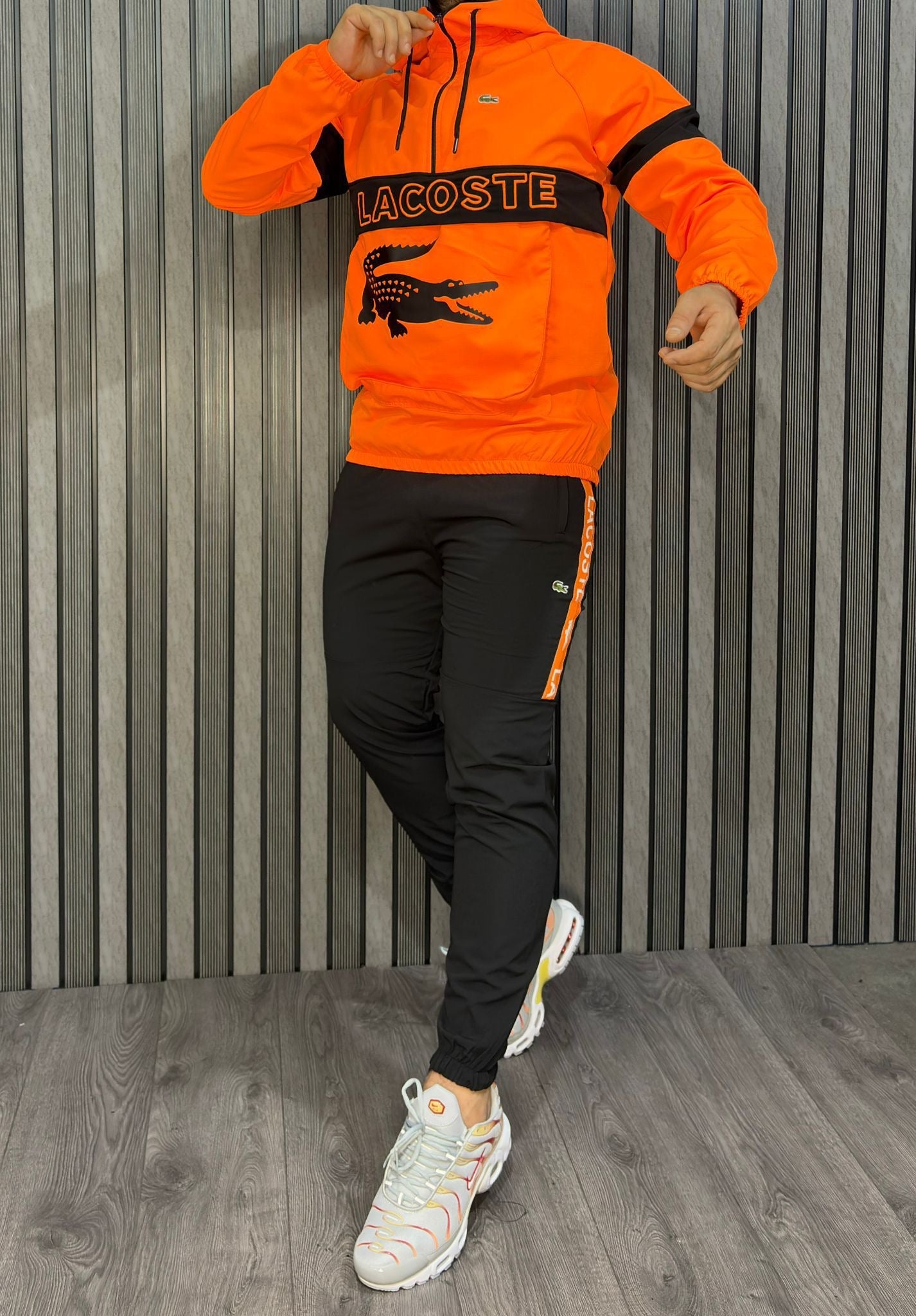 Chandal lacoste naranja y negro logo verde