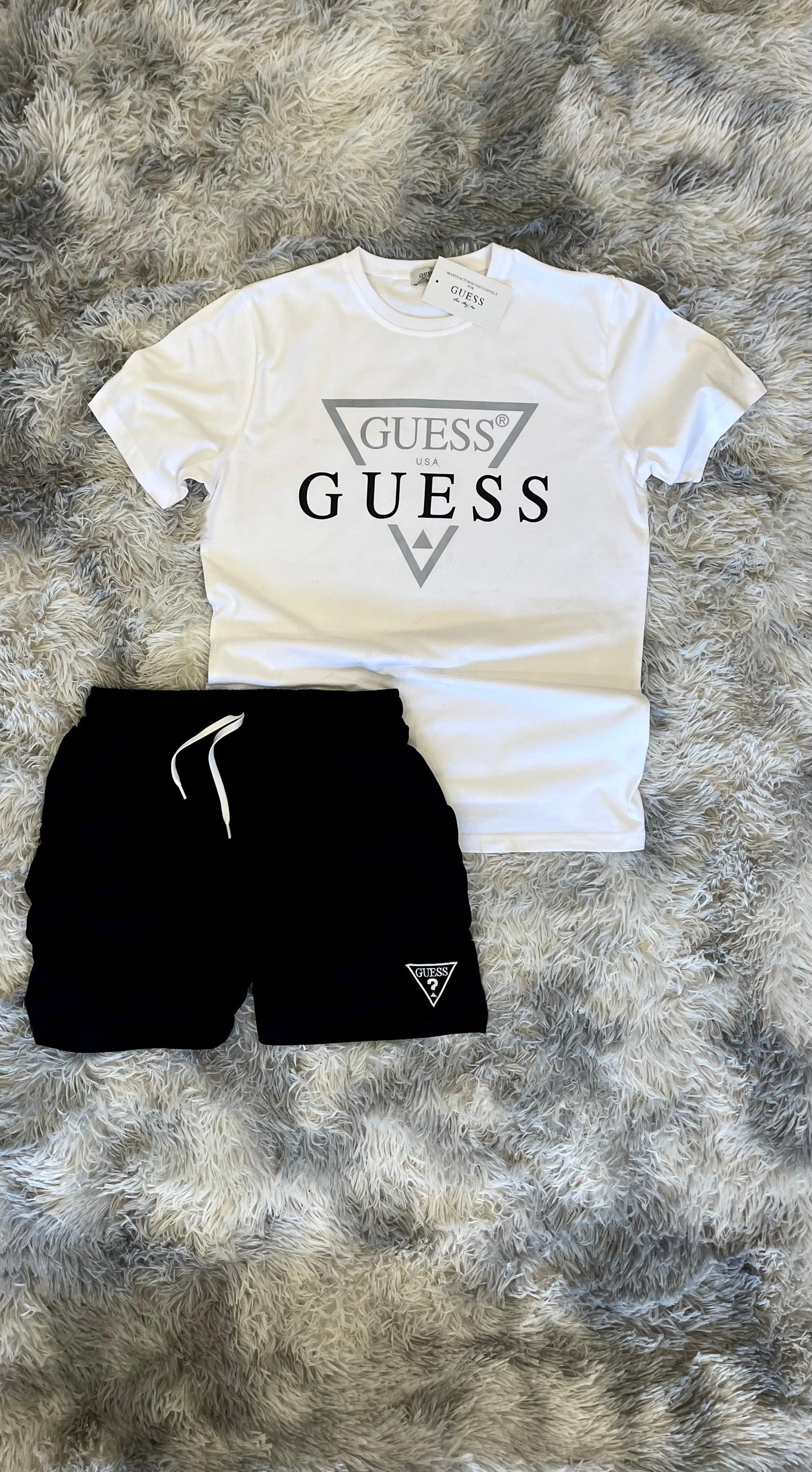 Conjunto Guess blanco logo negro y gris