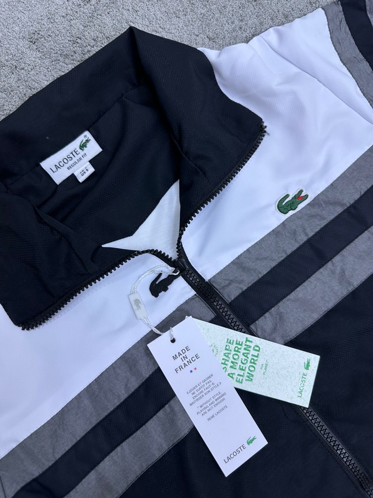Chandal LACOSTE blanco y negro logo verde detalles gris