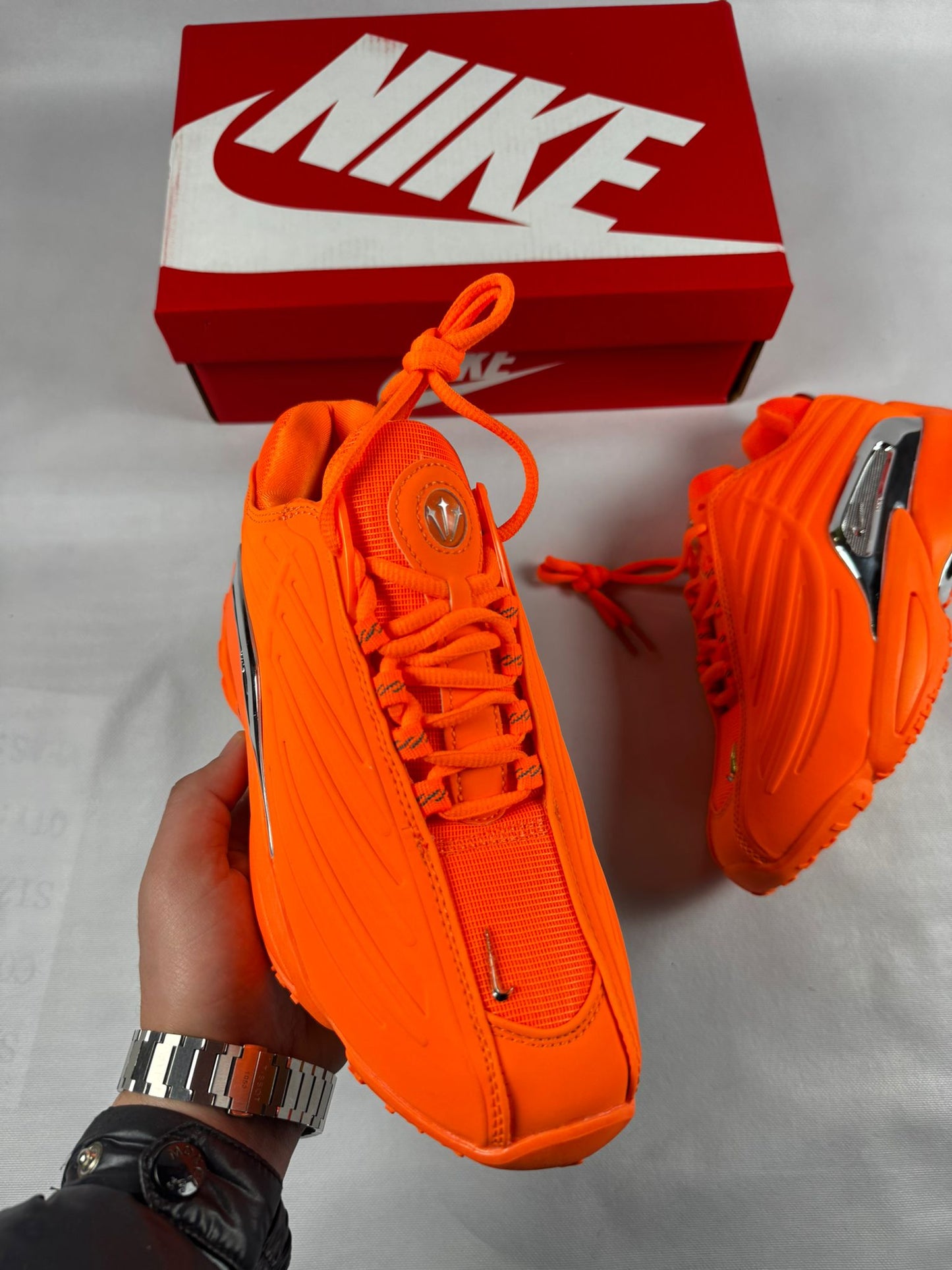Nike nocta naranjas logo plateado