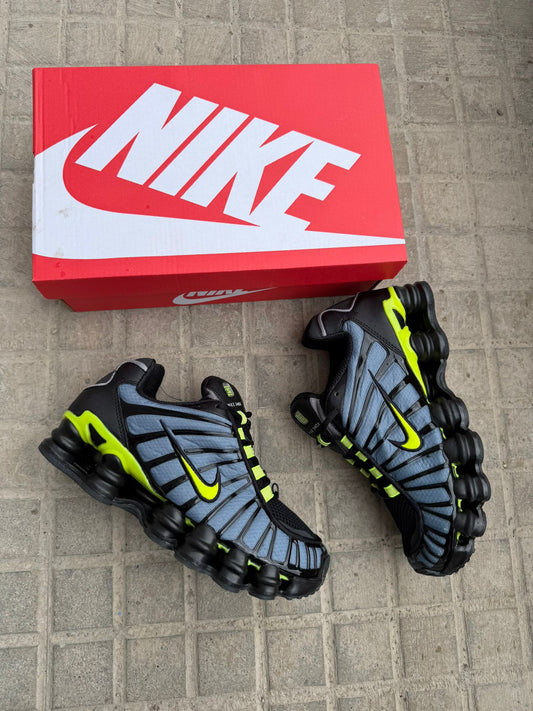 Shox grises logo fluor contorno negro