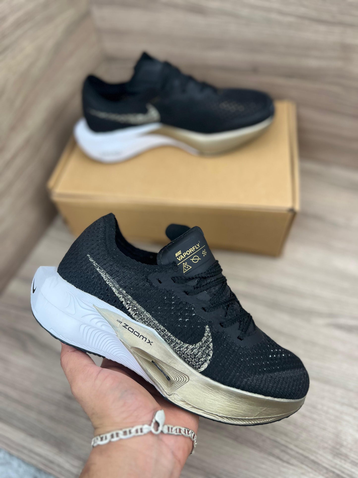 Nike ZOOMX VAPORFLY negras logo dorado detalles blanco