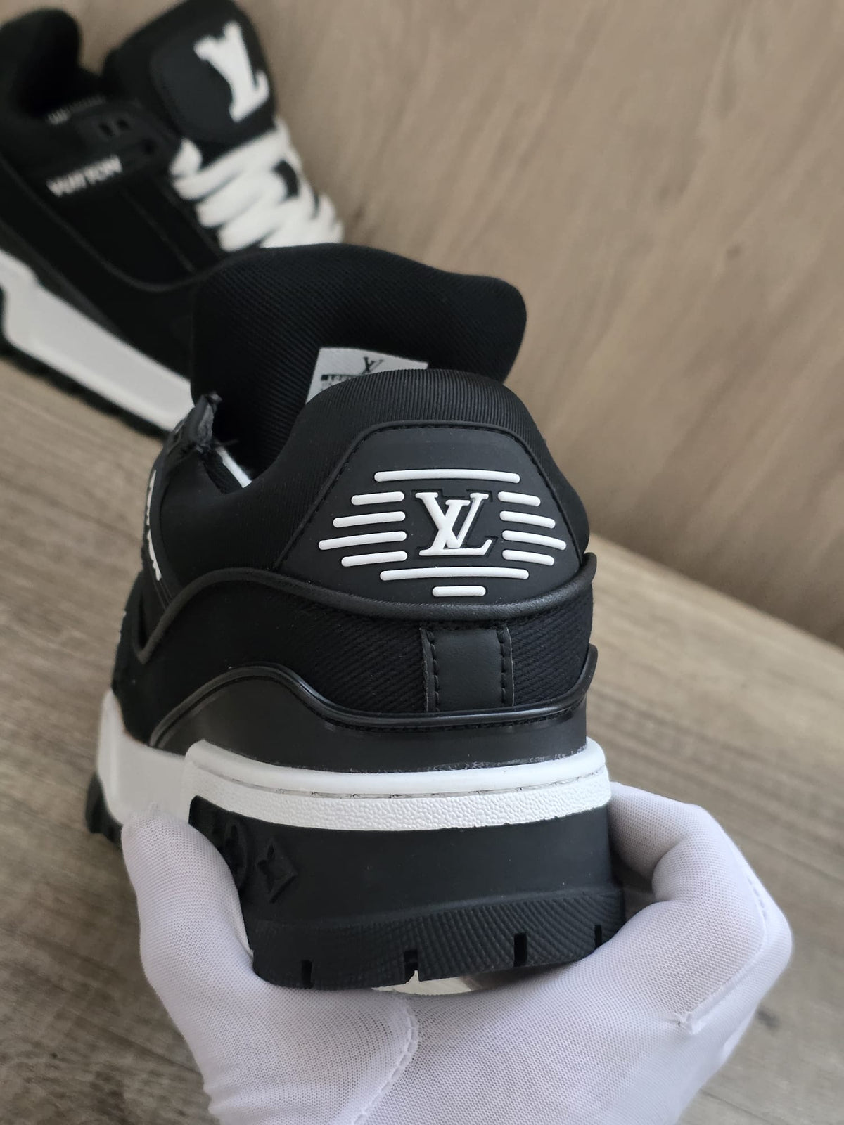 Lv trainer negra suela blanca