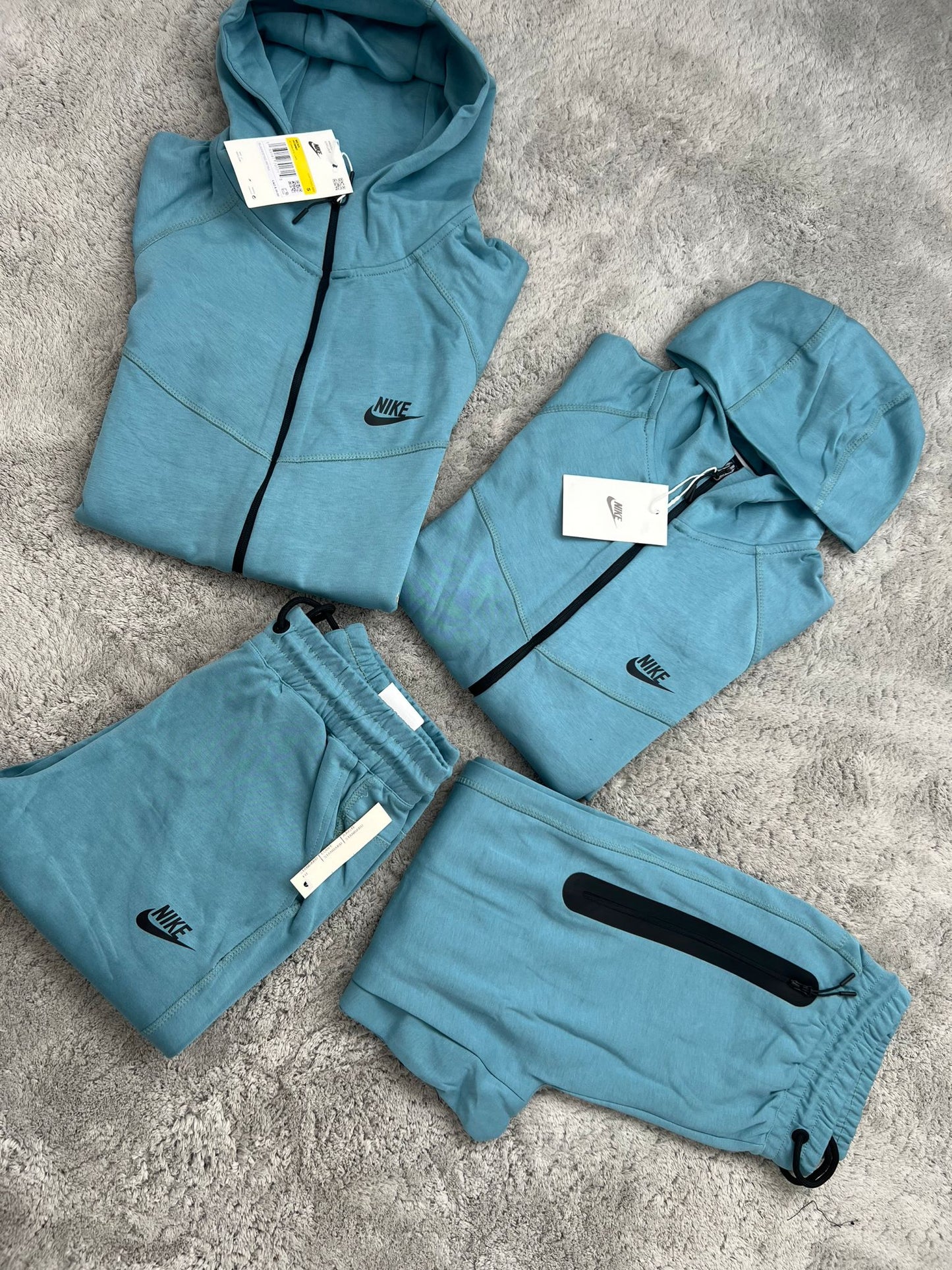 Nike tech azul logo negro