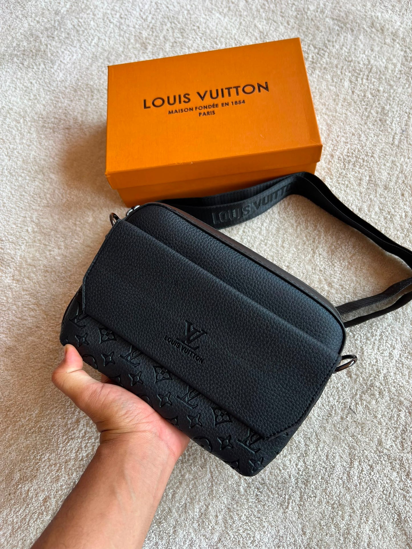 Bandolera Hombre LV logos negros