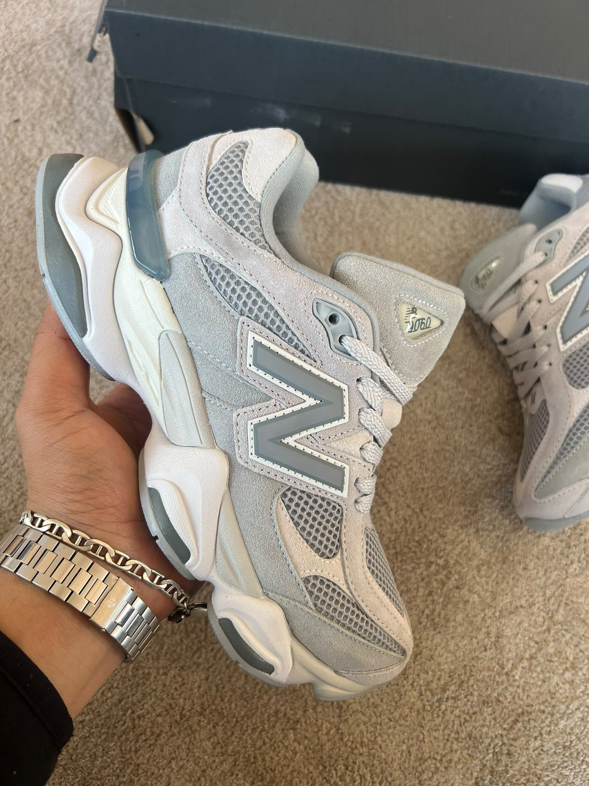 New Balance 9060 cremas y grises