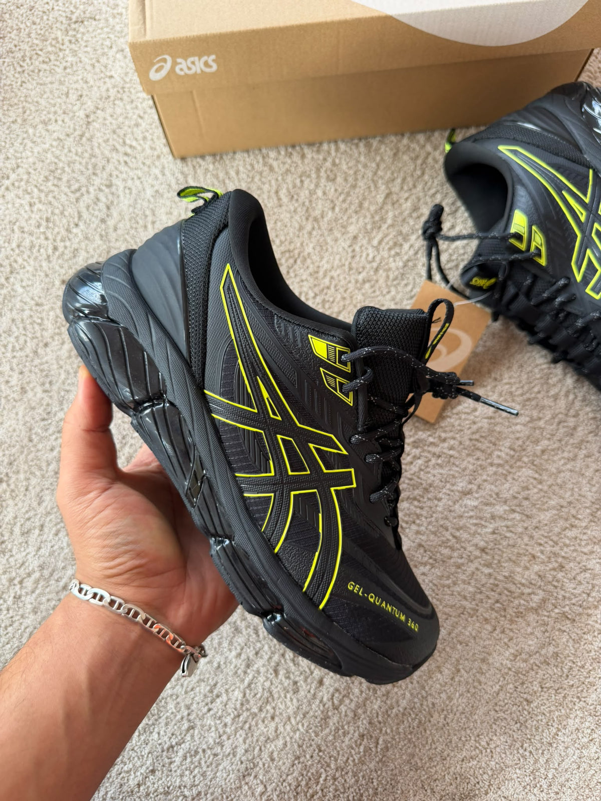 ASICS QUANTUM 360 negras contorno amarillo