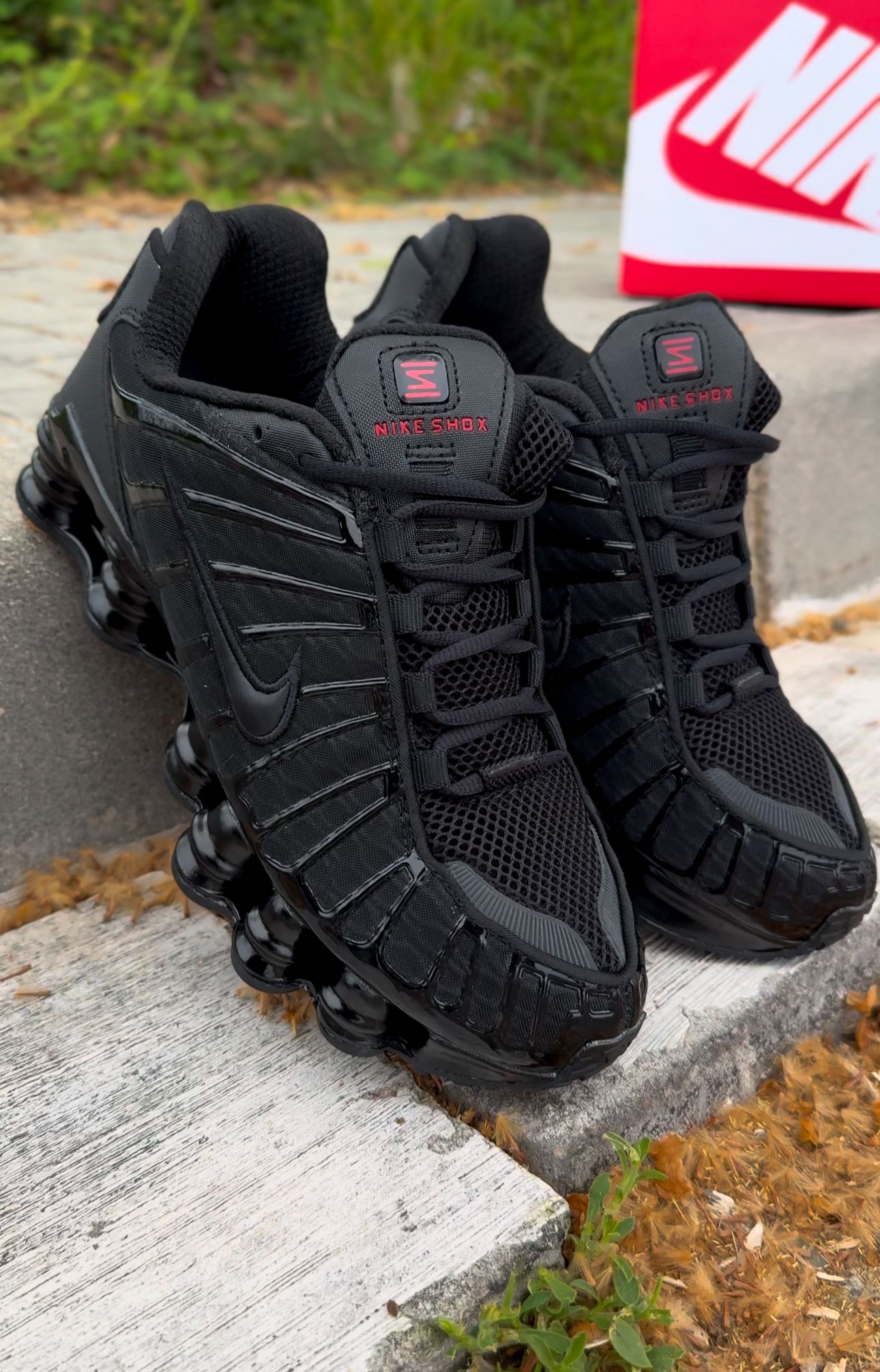 Shox negras detalles rojos