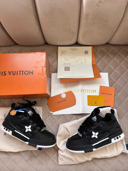 LV SKATE NEGRA LOGO BLANCO