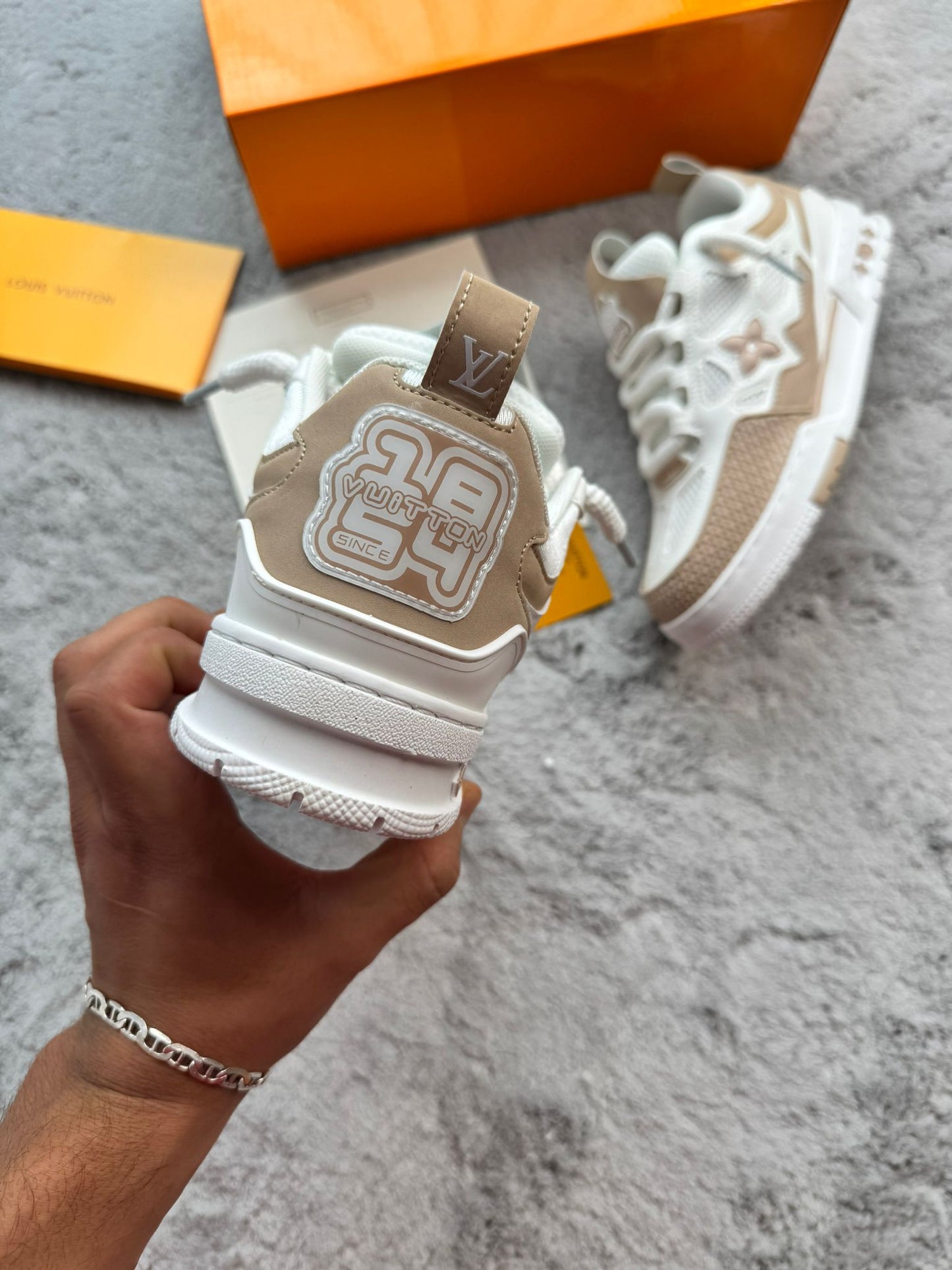 LV SKATE blancas logo beige