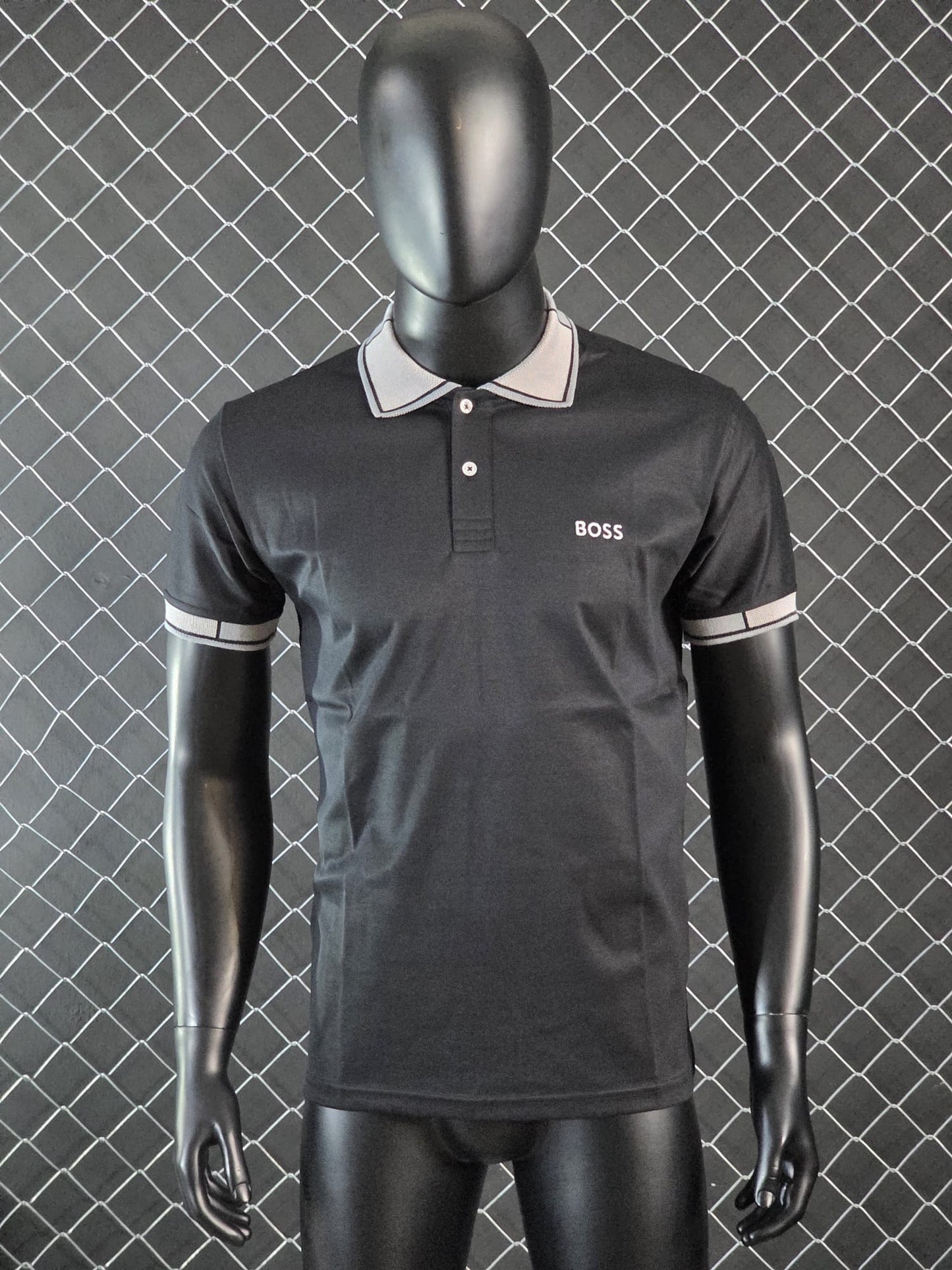 Polo Hugo Boss negro detalles grises logo blanco