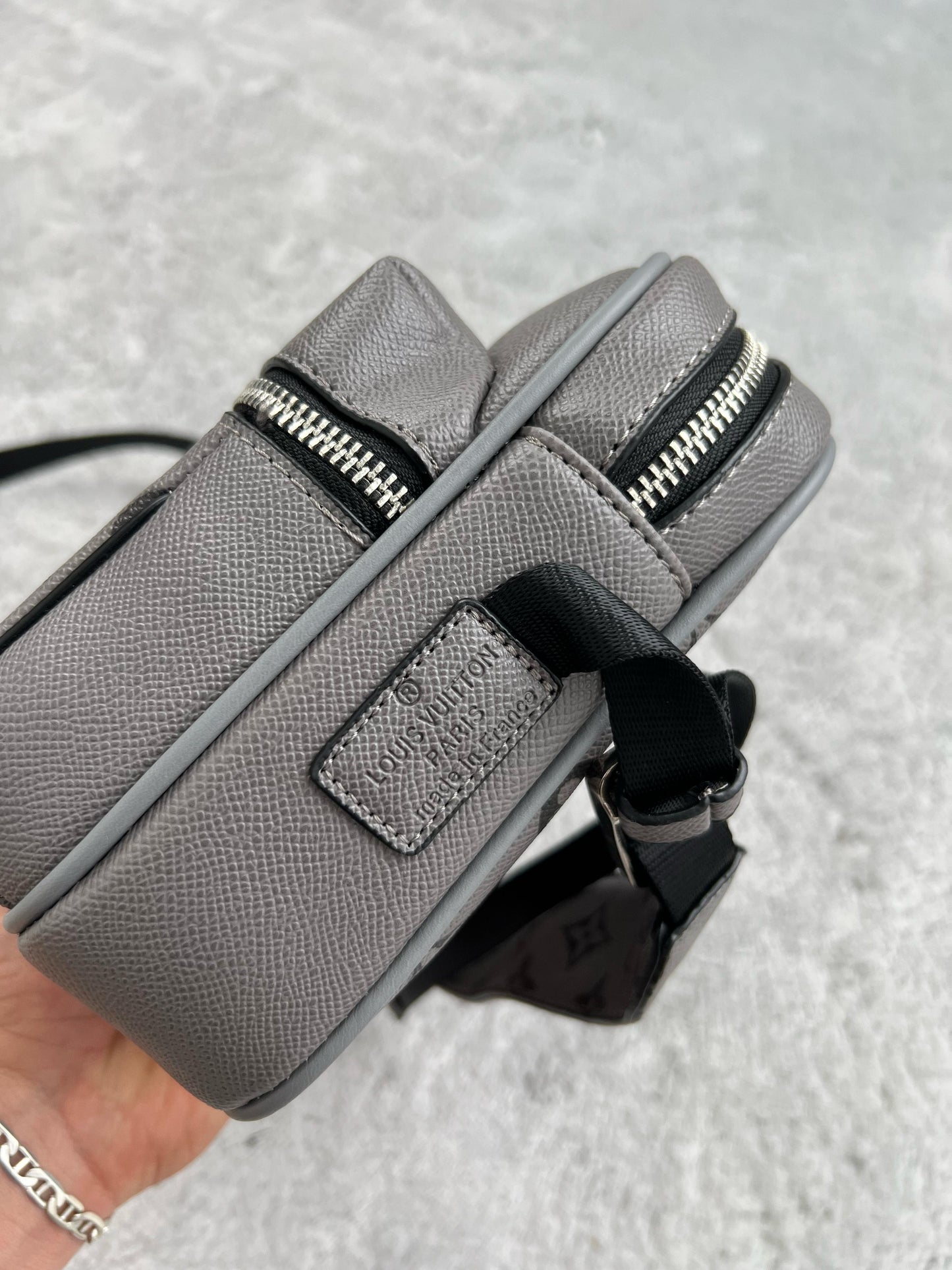 BANDOLERA LV grises logos negros