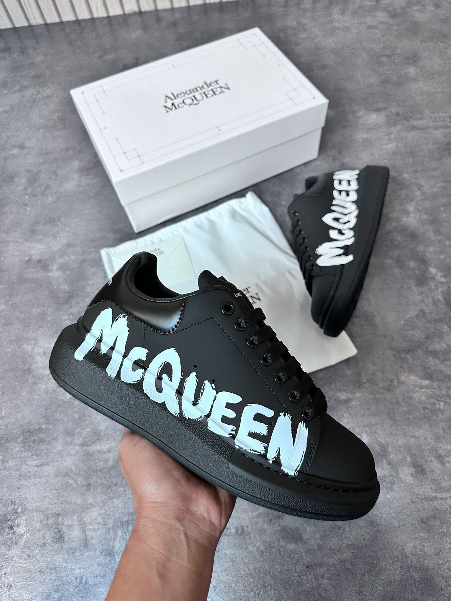 Alexander Mcqueen negras logo blanco en grande