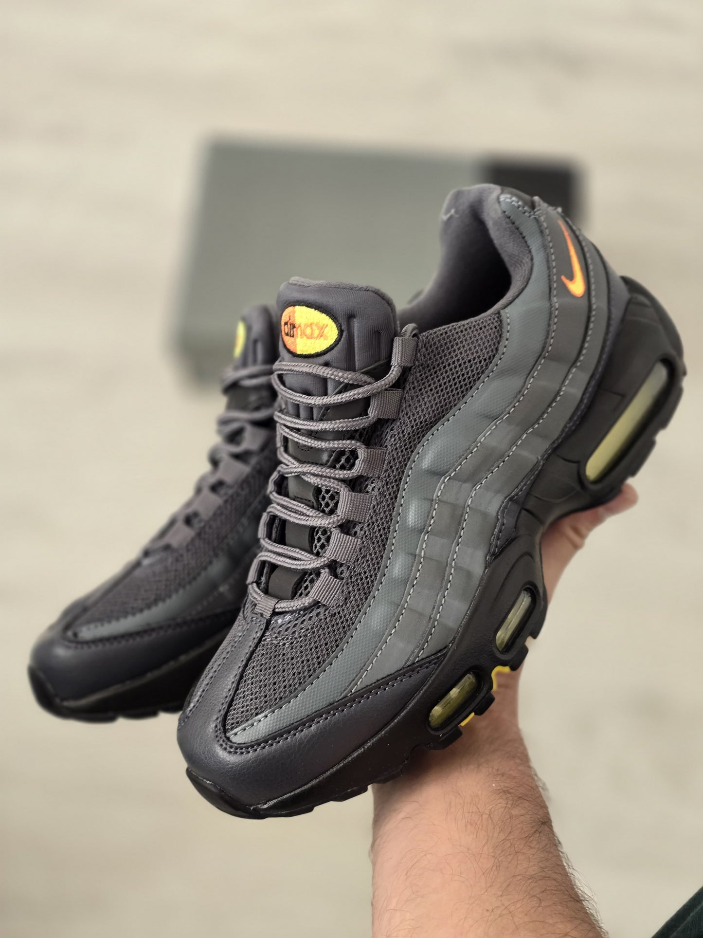 Air max 95 gris logo oro