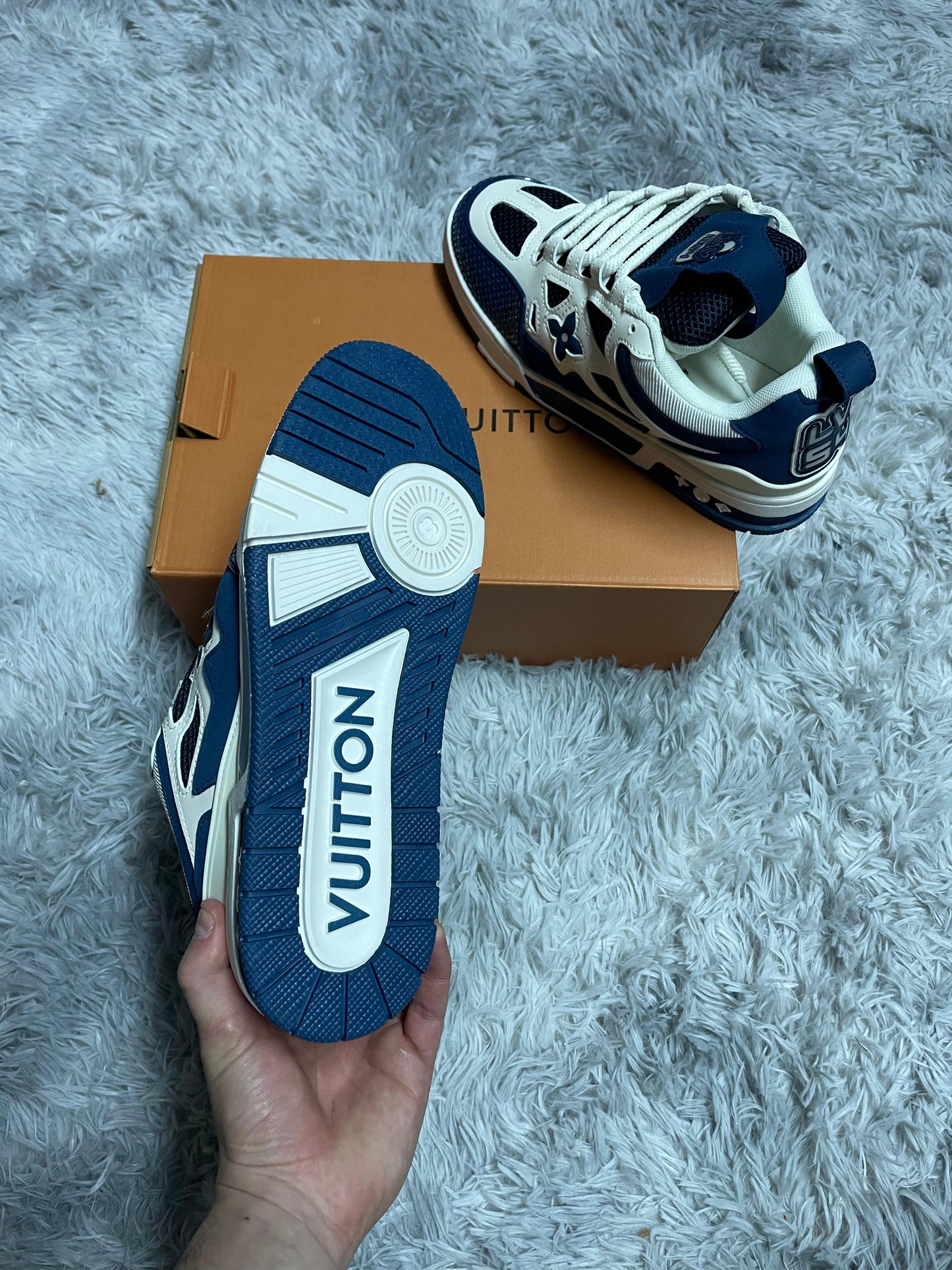 LOUIS VUITTON skate blanca y azul