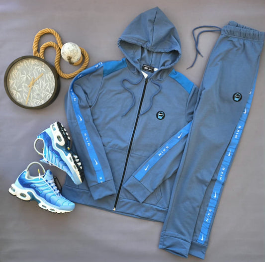 Chandal nike azul detalles blancos logo negro
