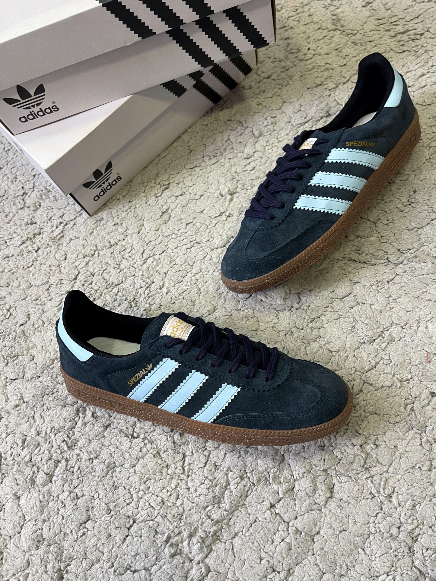 ADIDAS SPEZIAL azul marino logo dorado suela marron