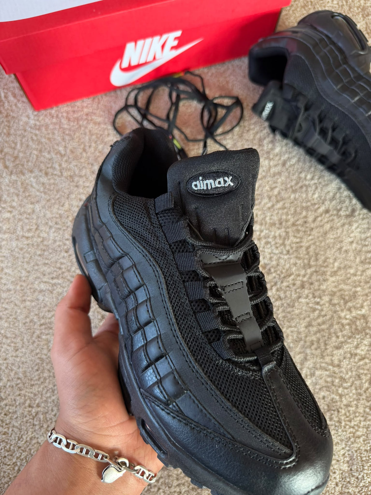 Air max 95 negras logo blanco