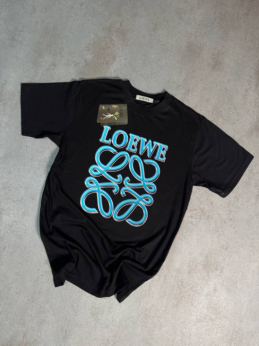 Camiseta Loewe negra logo azul claro contorno blanco