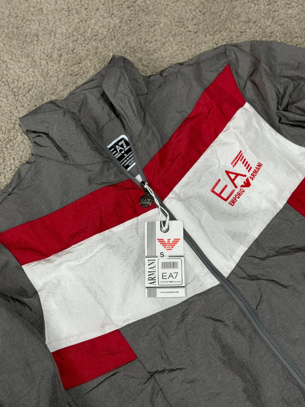 Chandal ARMANI gris y blanco detalles rojos