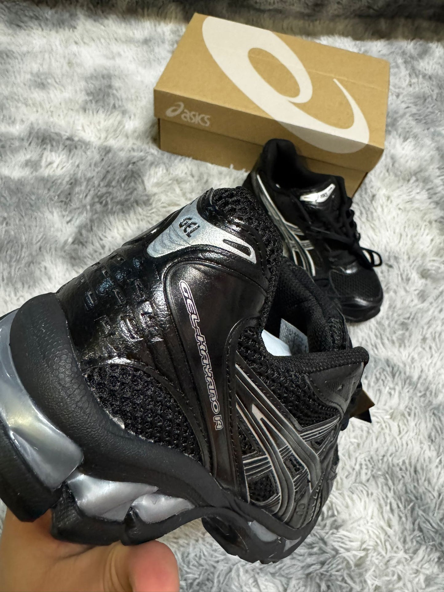 Asics negras logo plateado y negro