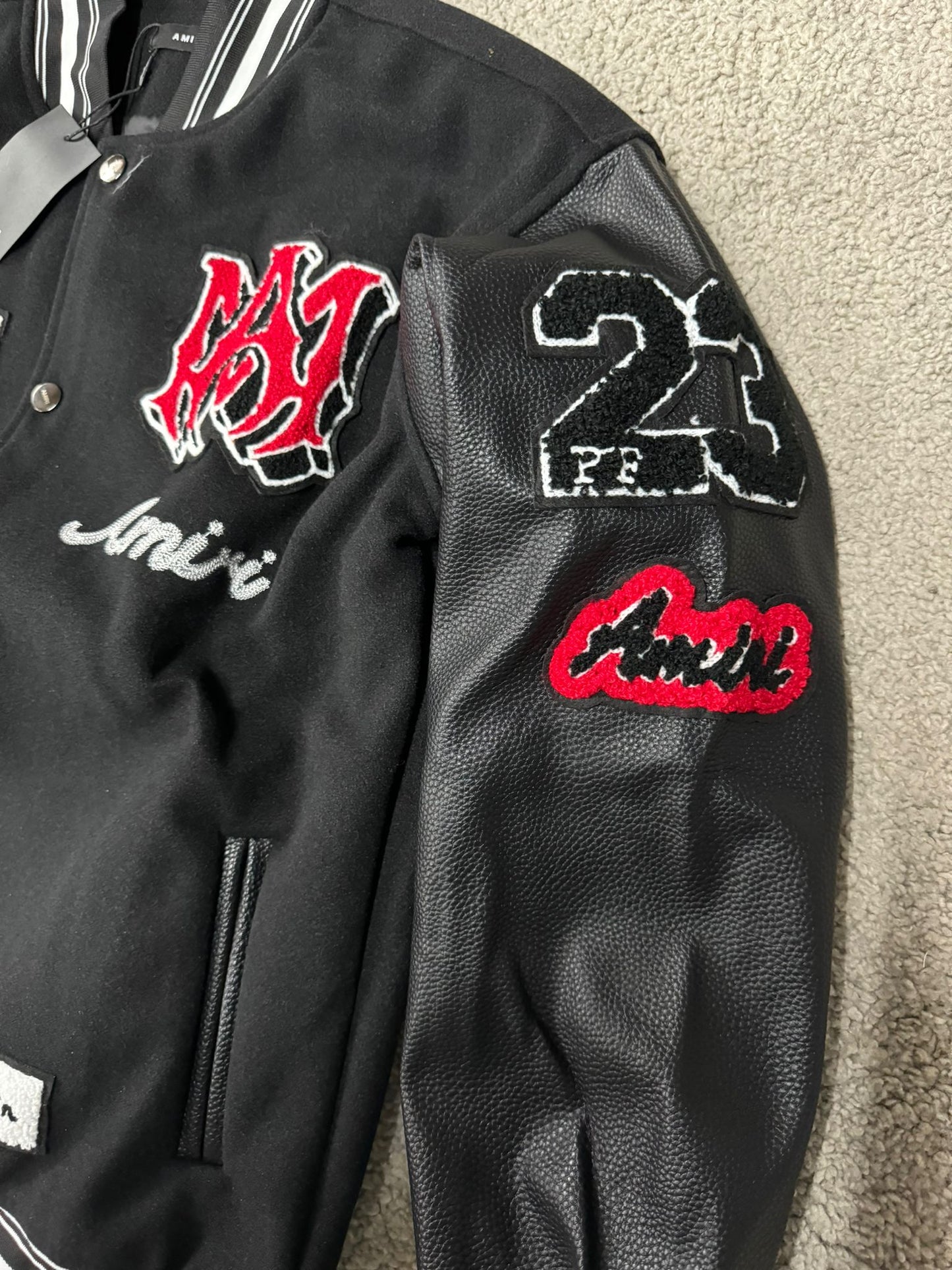 CHAQUETA AMIRI NEGRA LOGO ROJO