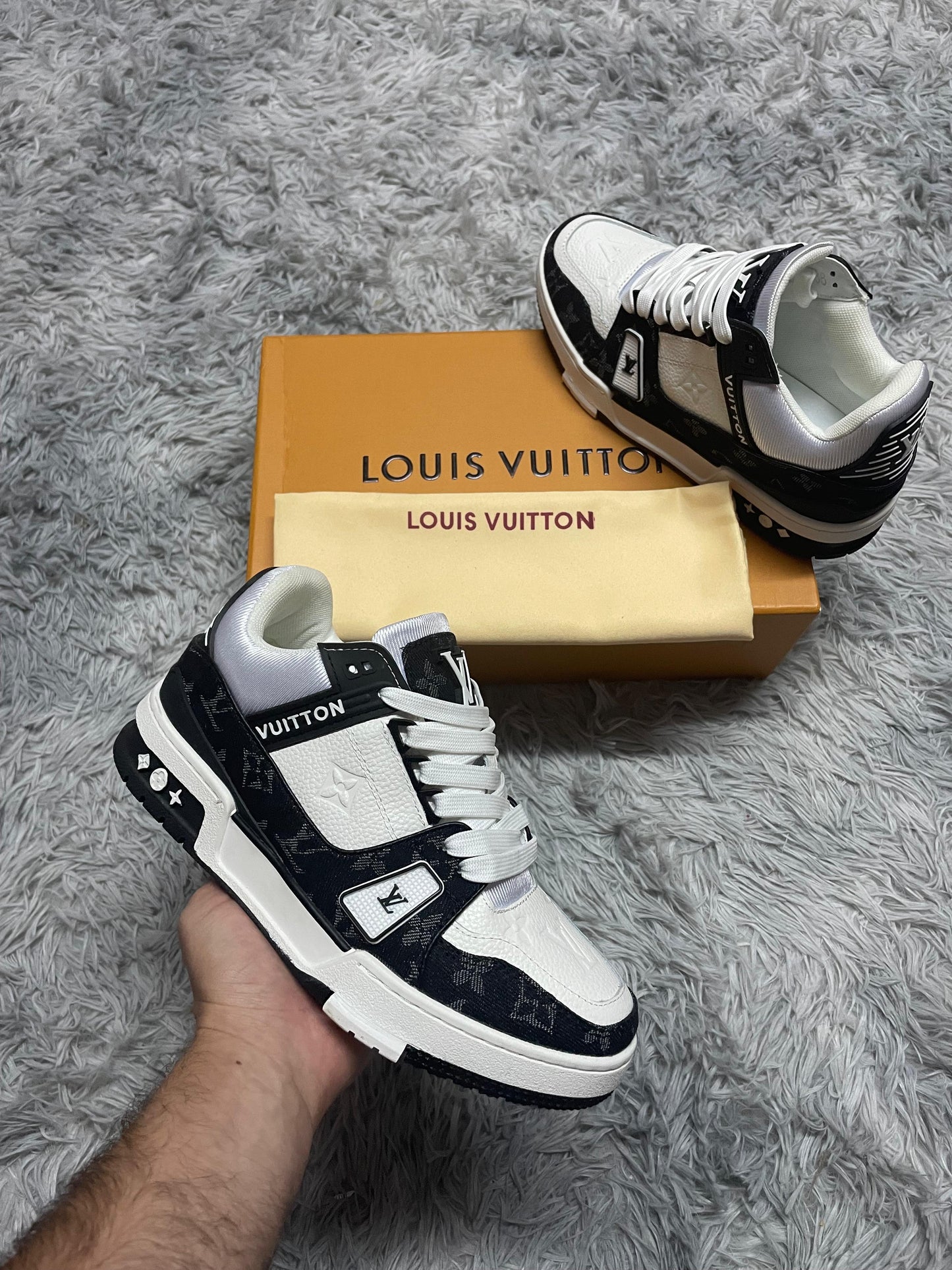 LV Trainer blancas y negras