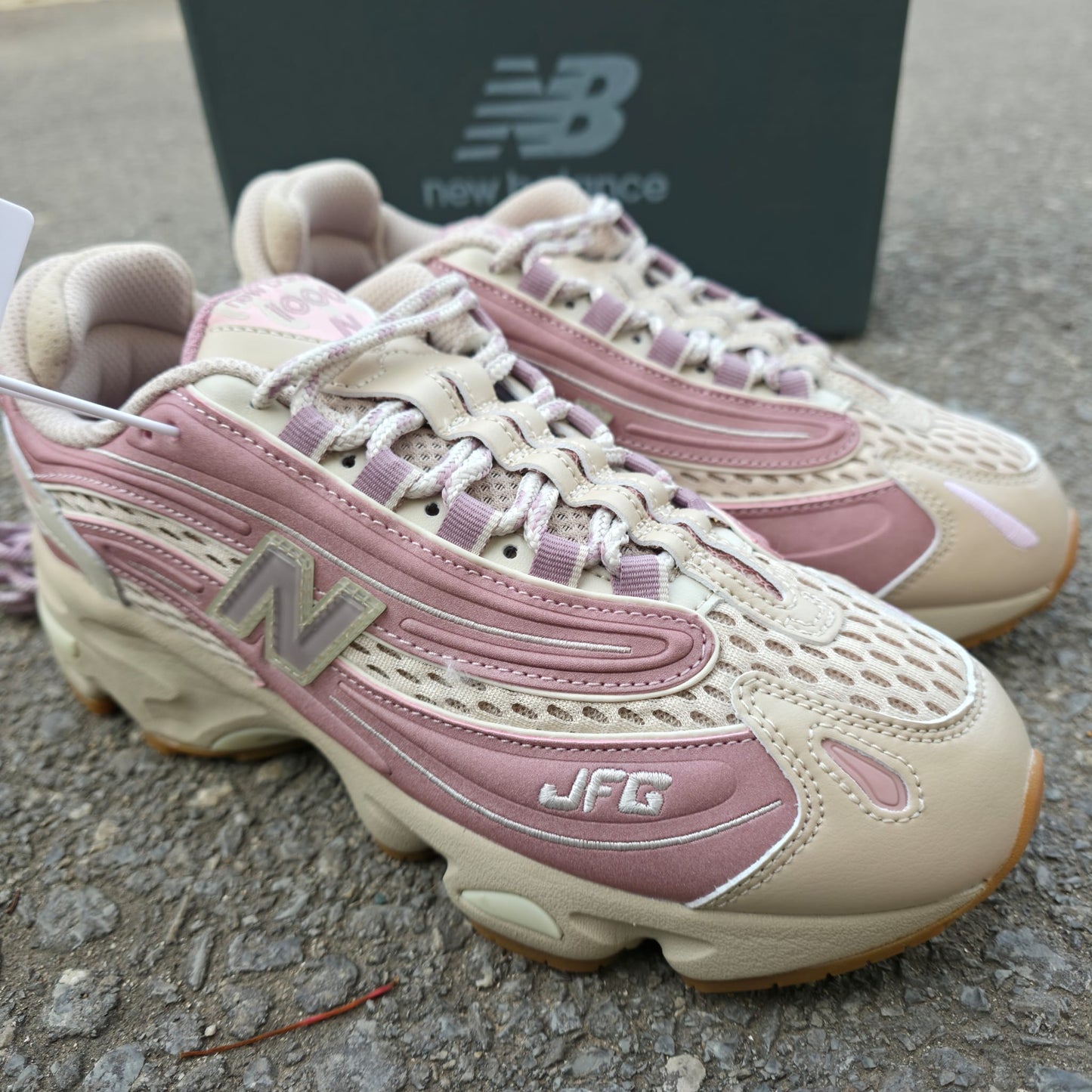 New balance 1000 rosas y crema logo gris contorno crema