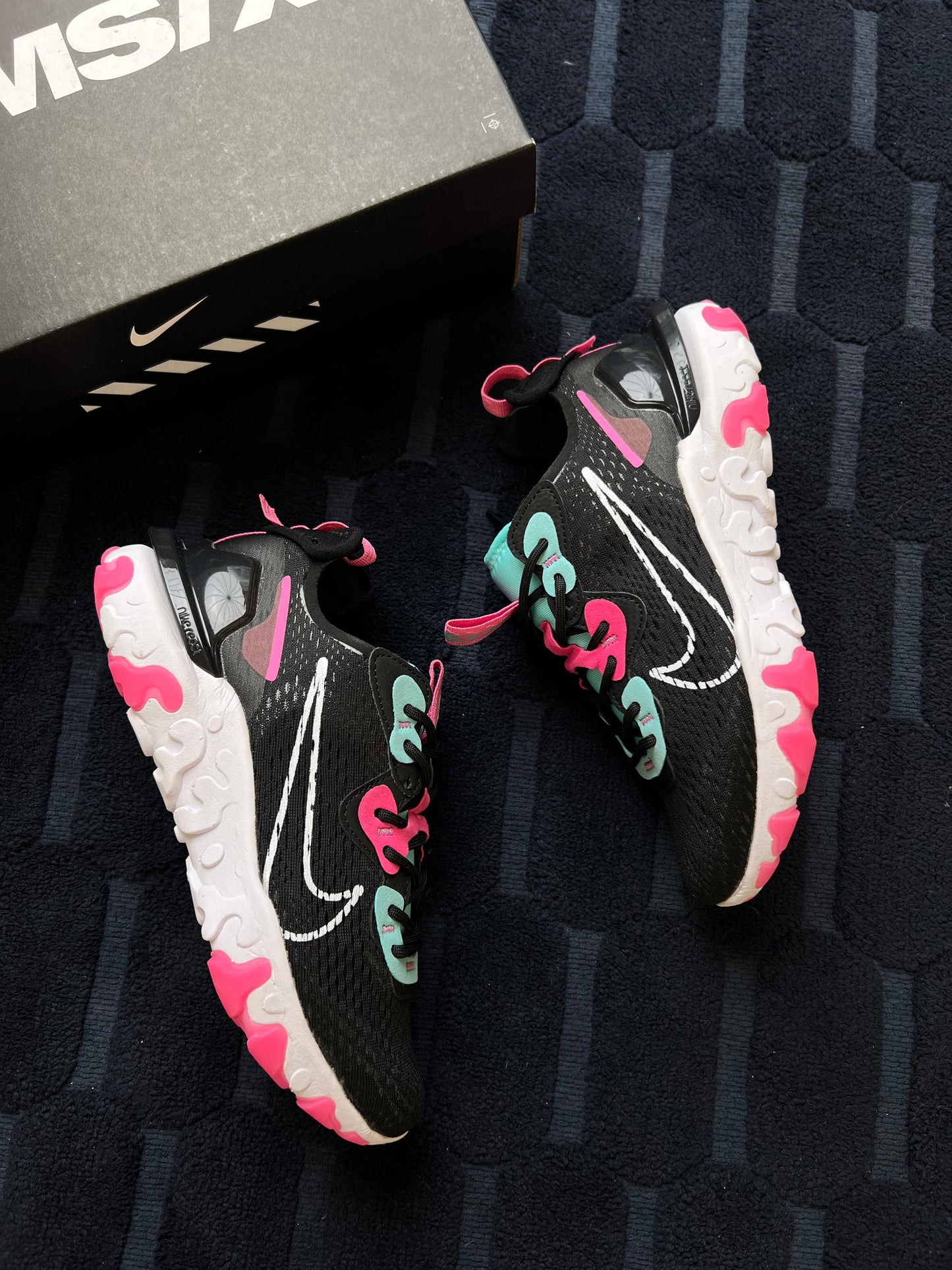 Nike react vision negra logo blanco detalles rosas y azules