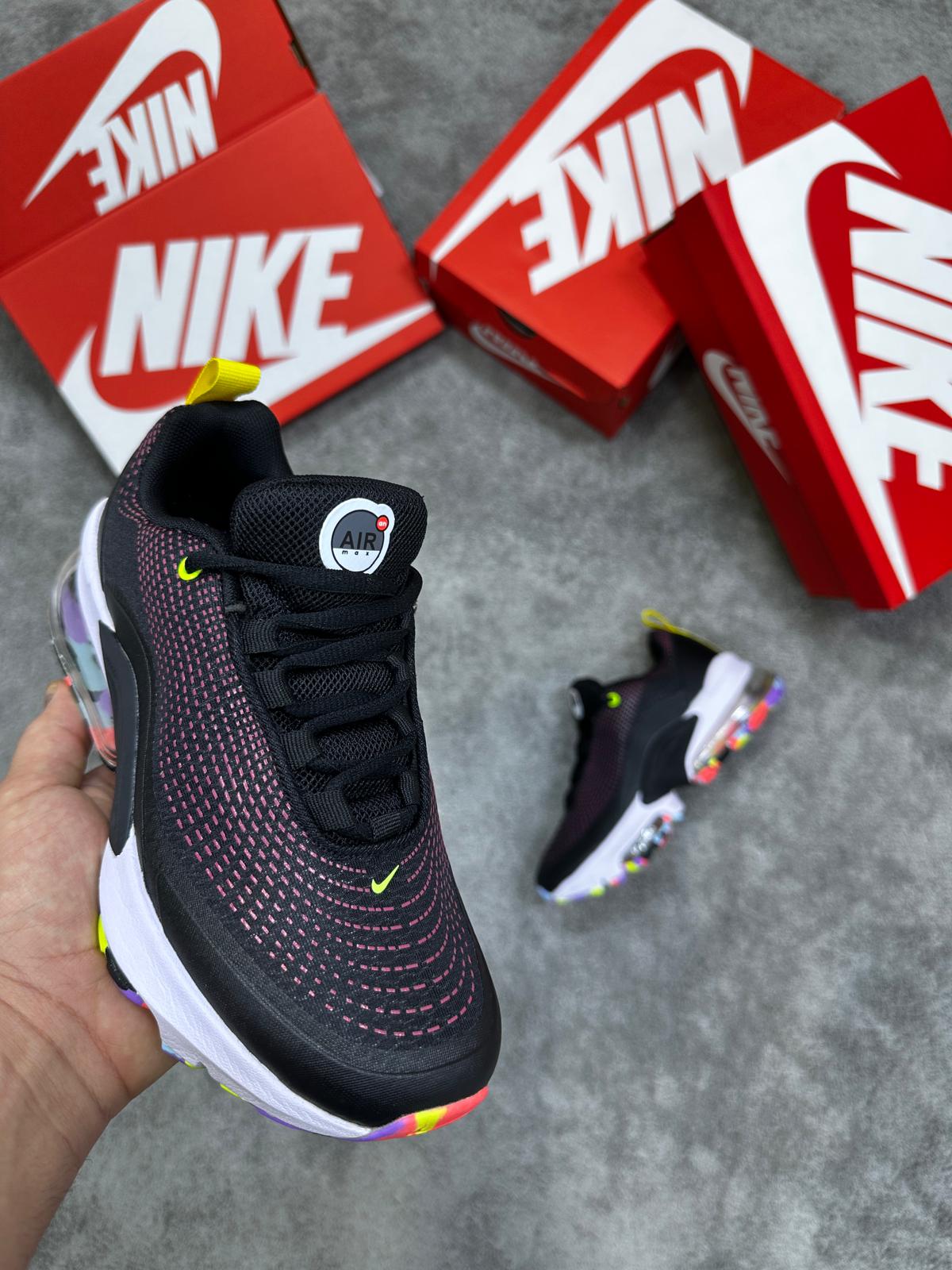 Nike Air Max 2090 negras detalles rosas logo amarillo