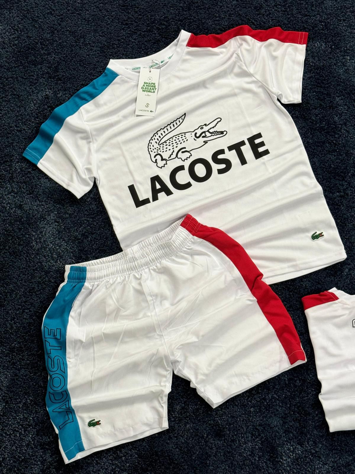 Conjunto Lacoste blanco logo negro detalles rojo y azul