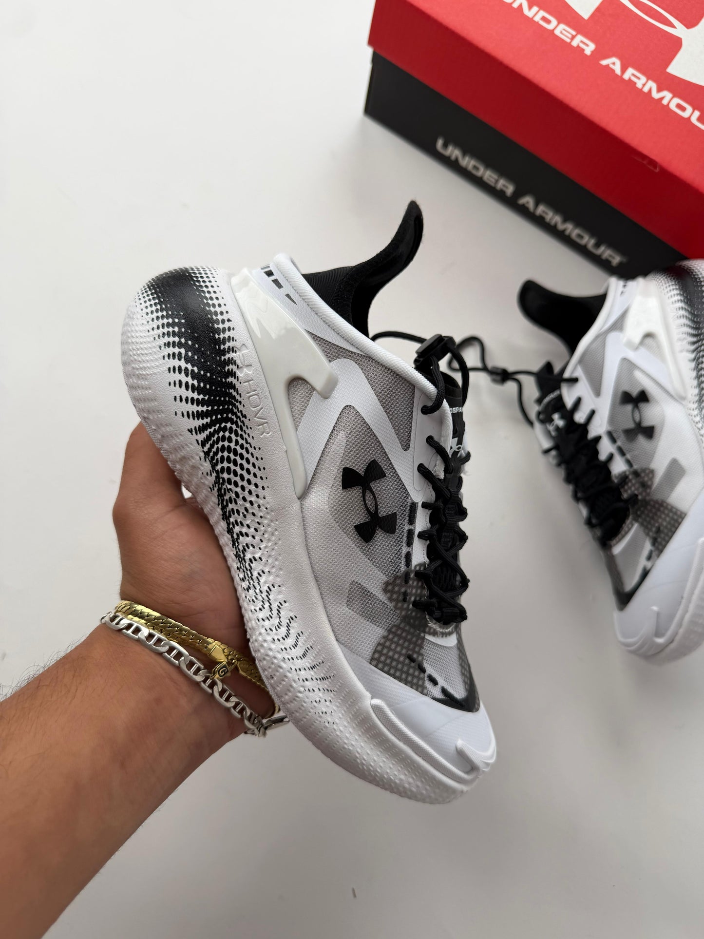 Under Armour Blancos detalles negros