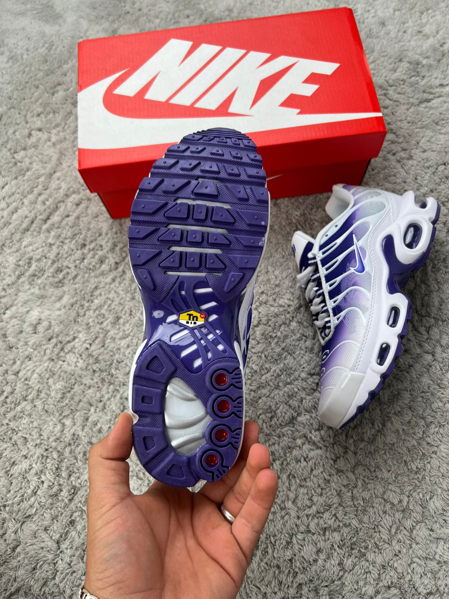 NIKE TN blancas detalles morados logo morado contorno blanco