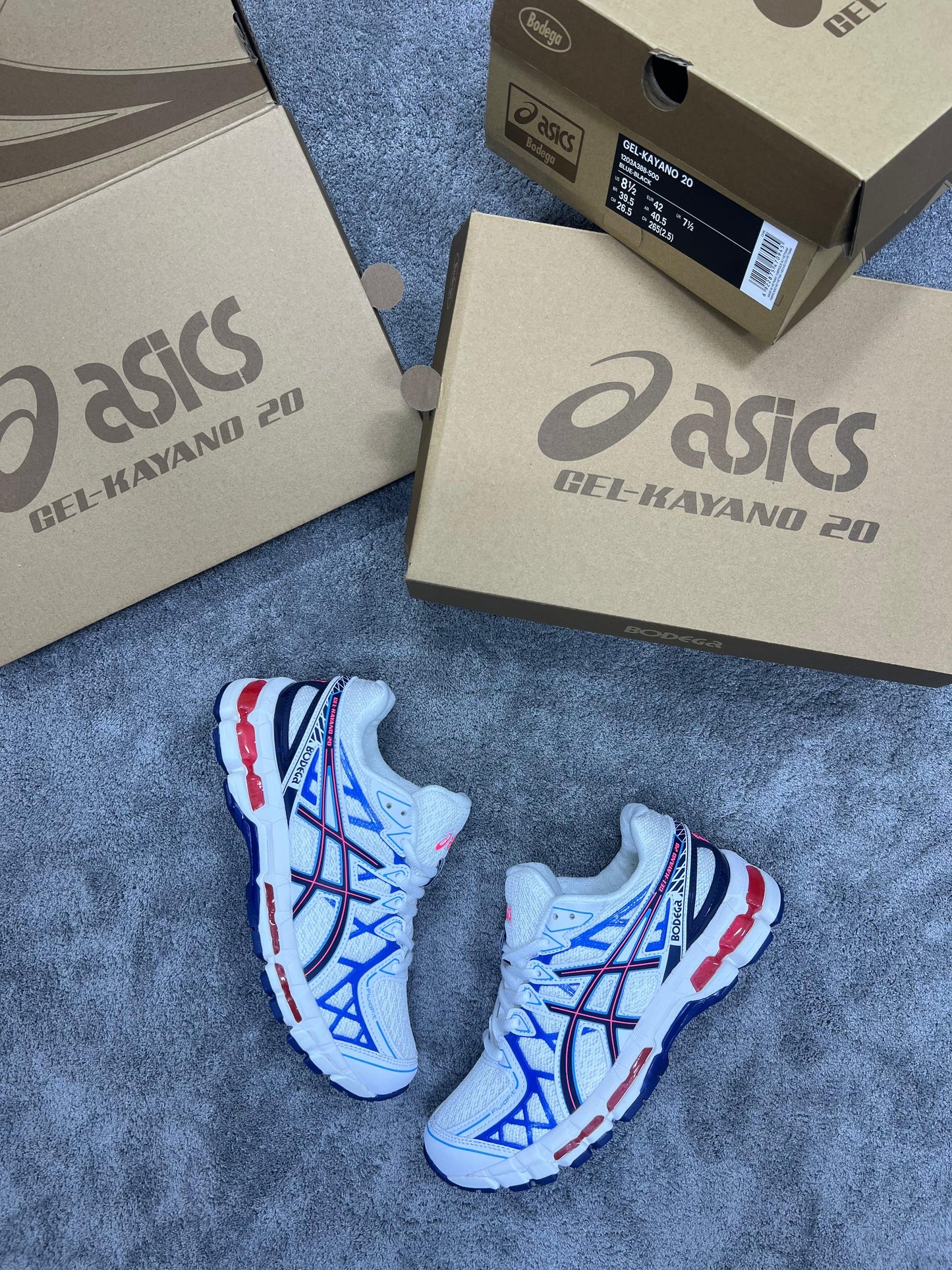 ASICS GEL-Kayano 20 “Bodega” blancas logo azul y naranja